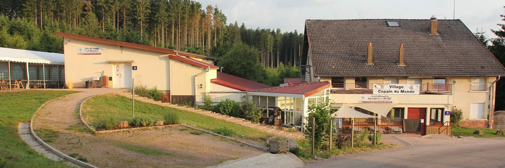 Le bâtiment principal et le gîte jardin de la Maison des Tronches
