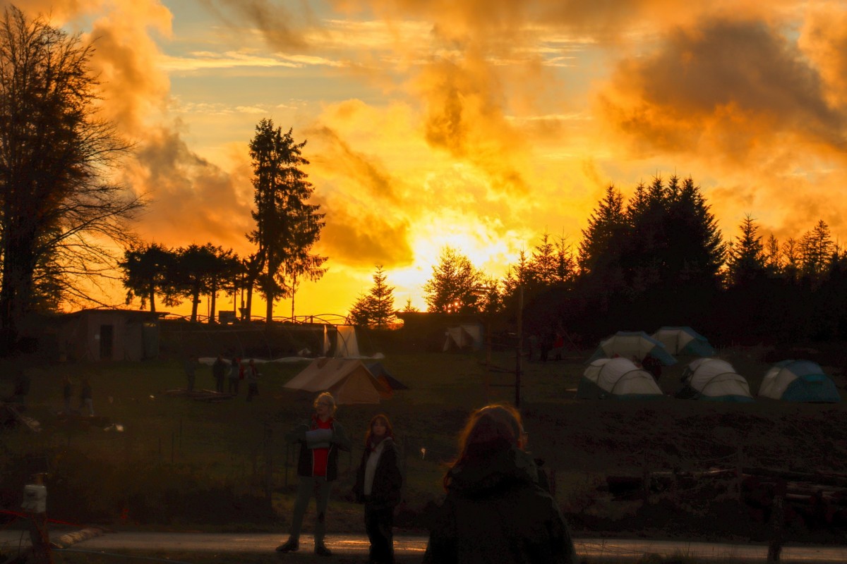 Coucher de soleil sur le terrain de camp et ses tipis