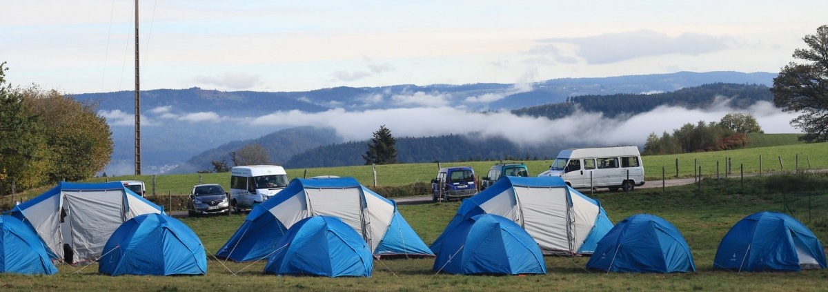 Tentes sur l'espace jardin avec vue sur la vallée