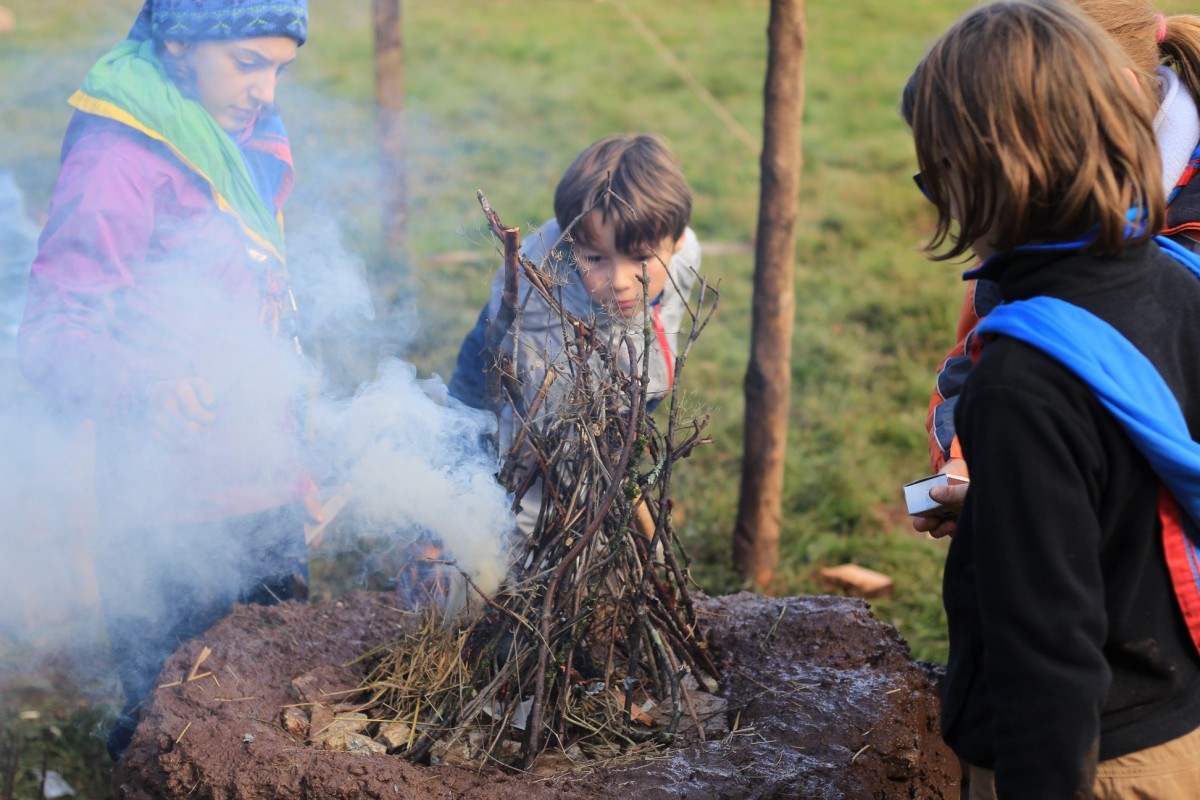 Jeunes allumant un feu de camp