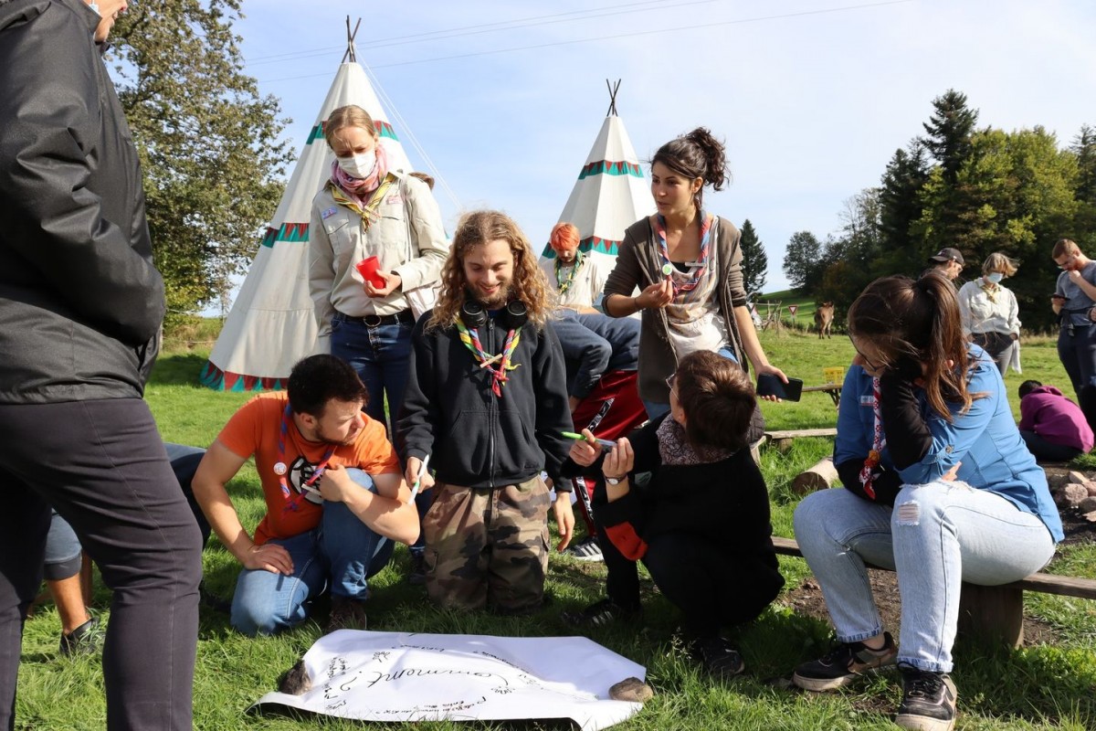 Jeunes éclés devant les tipis