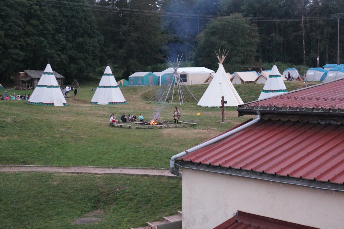 Tipis installés sur le terrain de camp à côté du bâtiment
